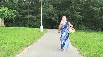 play La vieille femme violée à pahardcoree par deux hommes nus