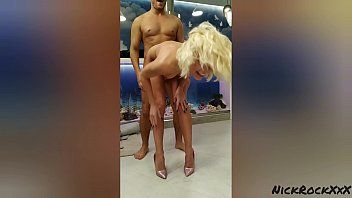 Double pénétration en club avec un porno sexy
