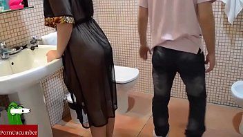 play Im Badezimmer steckt er seinen ganzen Penis unter einen weiten Rock