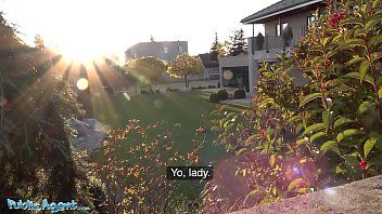 play De ijverige roodharige betaalde om seks te hebben op een vast gazon in de tuin
