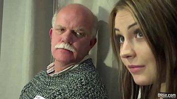 play Filmy dla dorosłych ze starym mężczyzną penetrującym swoją siostrzenicę