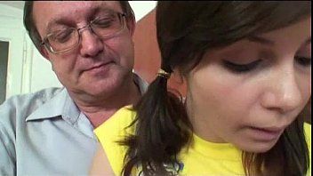 امرأتان تمسك برجل وتخطط لمضاجعته طوال الطريق