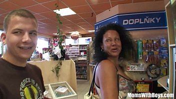 play Films XXX avec des amateurs russes deux blacks baisent une brune dans tous les trous