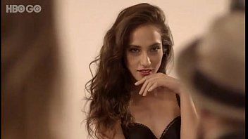 play Les chaudasses font un show sensuel dans le dortoir et sont filmées en se masturbant