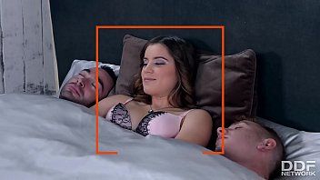 play Pizdulice dort à deux et a des relations sexuelles après son réveil