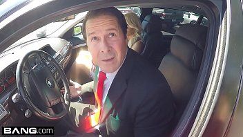 play milf hace una mamada en el coche y recibe un slob en su garganta