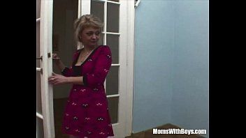 play Porno xxx z blondynką, która penetruje swojego wnuka