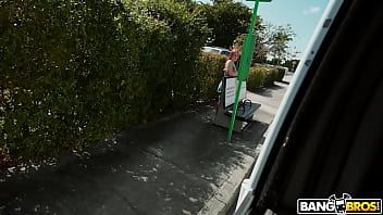 play Le arranca las bragas del culo a esta prostituta rubia muy cachonda y se las roba