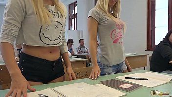 play Xnxx avec des étudiants de xnxx ont des relations sexuelles à l'école avec le professeur