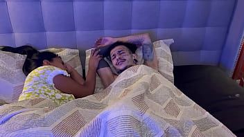 play Antes de dormir, ela adora fazer xxx com o namorado tesão