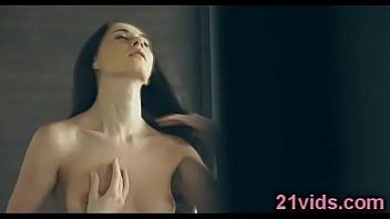 play Due bellissime donne suonano in modo incredibilmente bello
