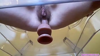De geile minnaar zonder vlokken steekt een vibrator in haar kutje en met de vibrator zet ze de kriebel aan