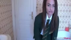 play Păsărica udă și fundul perfect al lui Sarah Louise în lenjerie și ciorapi!