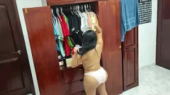 play Mirando a una nena latina vestida y mostrando su culo curvilíneo en lencería