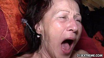play La nonna fa sesso hardcore con un giovane stallone perverso