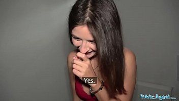 play Il ne la paie que pour une pipe mais elle a aussi des relations sexuelles