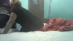 play Latina dilettante fa schifo e cavalca il cazzo in doggystyle sul letto