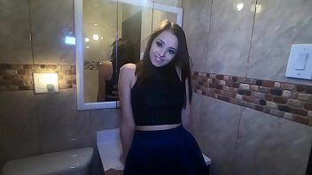 play Er sitzt auf der Toilette und sie gibt einen schönen Blowjob