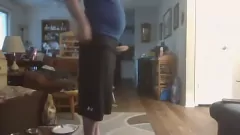 play Tânărul de știfturi în șosete albe și pantaloni scurți sub armură își lovește cocoșul