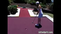 play Petite Blonde Teen 'Little April' Freuden selbst im Freien