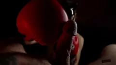 play Herrin dominiert mit Boxhandschuhen und Blowjob