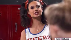 play Cheerleaderka lesbijki Eliza Ibarra i Coco Lovelock w parnej szatni spotkanie