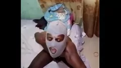 play Porno extérieur chaud: Black Pornstar jouit en se masturbant