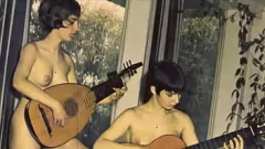 play Trío retro peludo en las sombras de los 60 de Londres