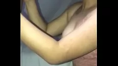 play Hotwife suce à nouveau la bite du voisin, elle ne peut pas en avoir assez