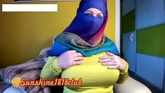 play Hijab-gekleidete arabische Schönheit mit neidischen Kurven