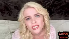 play A adolescente loira de bunda grande monta um pau duro em POV de vaqueira reversa