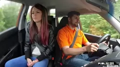 play Gata pública fica travessa no carro com seu instrutor de direção
