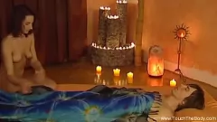 play Naoliwiona azjatycka MILF rozluźnia swojego białego kochanka z zmysłowym masażem