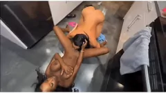 play Naomi Foxxx und Freundin Tatianas dampfende Küchenmarke: Lesben, Interracial, Toy Play