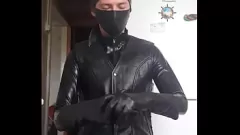 play In Leder gekleideter Hengst beim Ficken mit Latexhandschuhen
