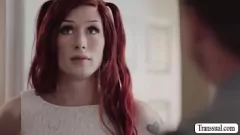 play T-Girl-Stiefvater bekommt Analsex mit blonder Shemale-Stieftochter