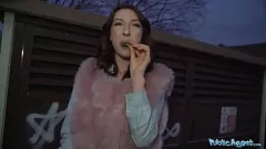 play Chanel Kiss en una dura escena de sexo de realidad pública: estilo perrito duro y acción de mamada con una gran polla