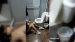 play Regardez cette jolie petite amie adolescente faire une pipe incroyable à son petit ami après une bagarre !